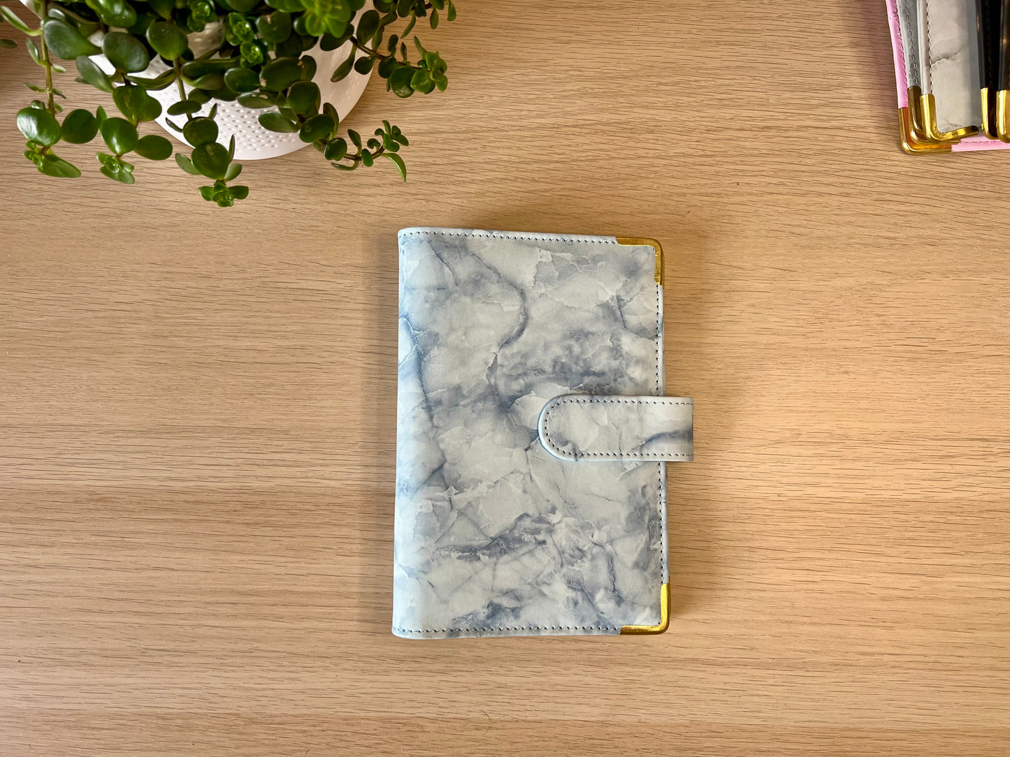 Classeur A6 6 anneaux effet marbré coins renforcés