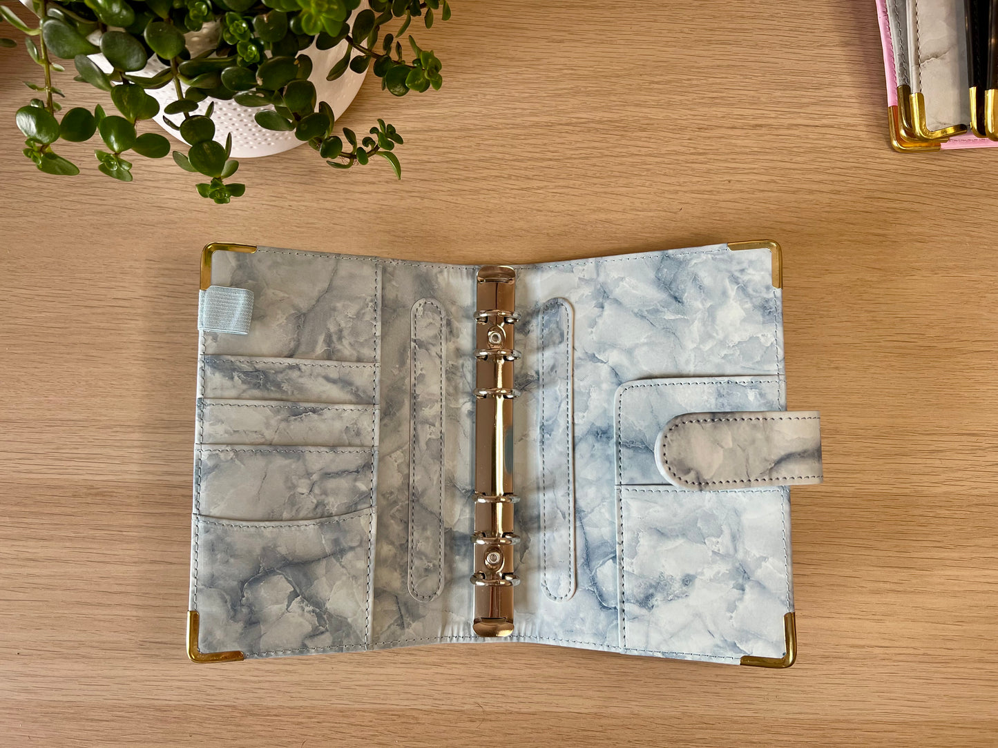 Classeur A6 6 anneaux effet marbré coins renforcés