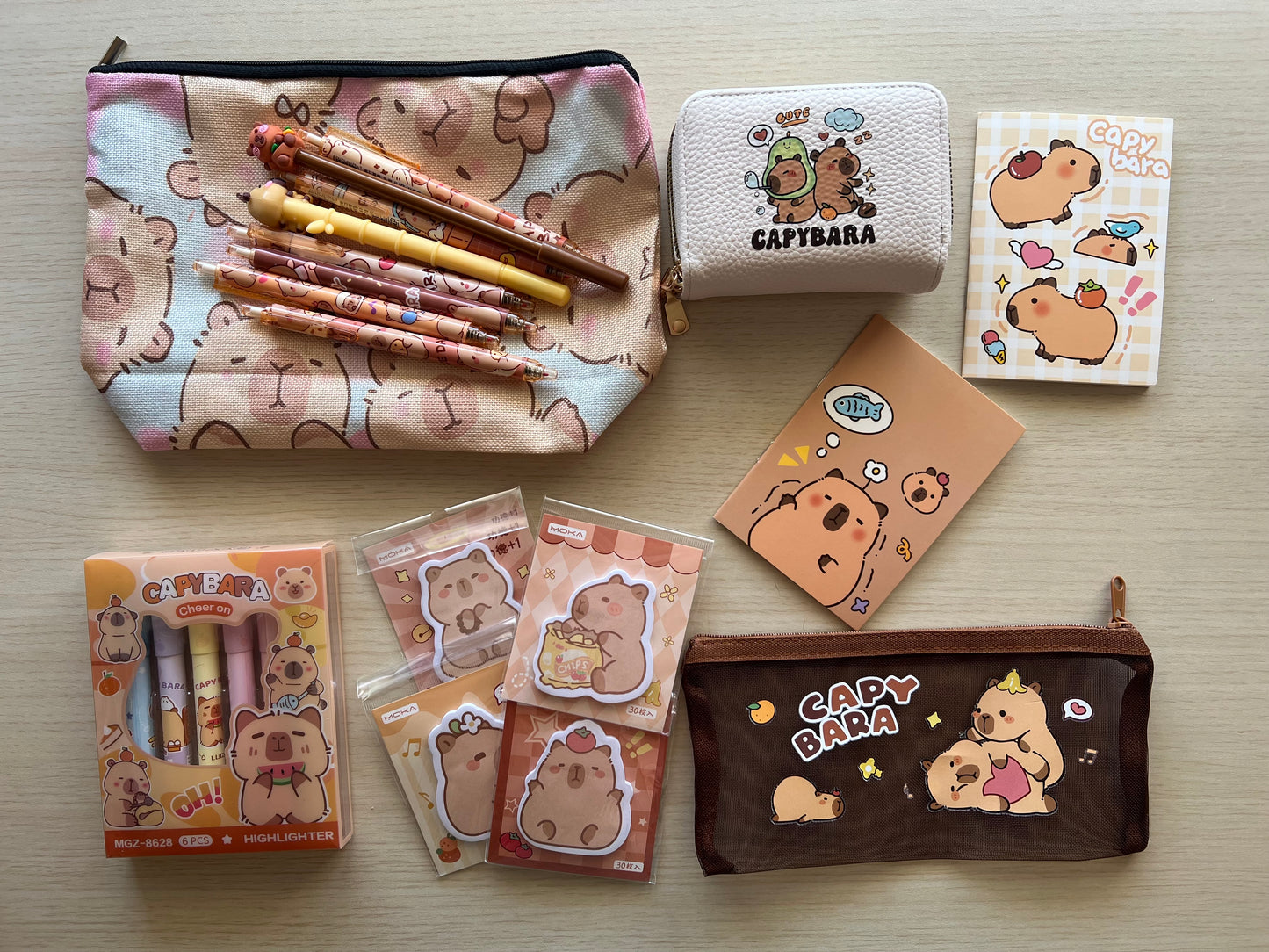 Pack papeterie, trousses et porte monnaie Capybara